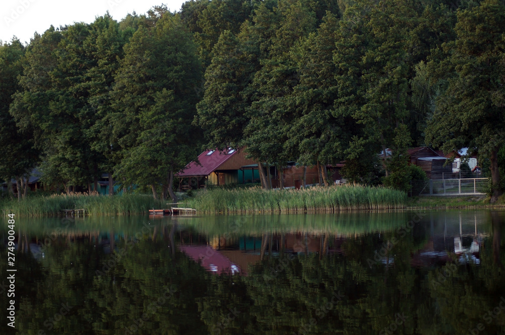 Blick auf gemütliche Bungalows am Ufer eines See in Polen Blick auf gemütliche Bungalows am Ufer eines See in Polen