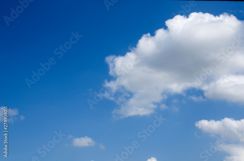 The sky on the fine weather and the white clouds