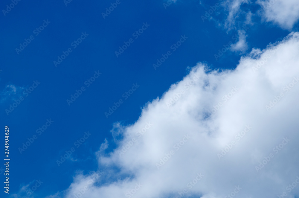 Obraz premium The sky on the fine weather and the white clouds
