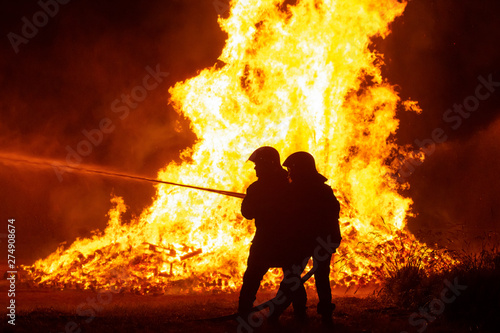 pompier face au feu photo