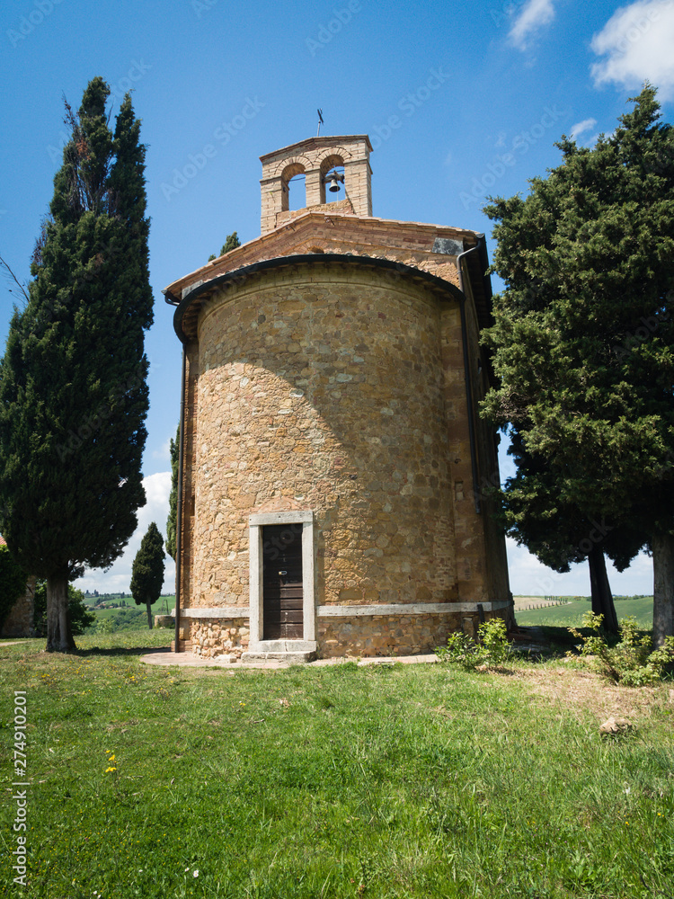 Fototapeta premium Chapel of Capella di Vitaleta in the Tuscan landscape of the Val d'Orcia