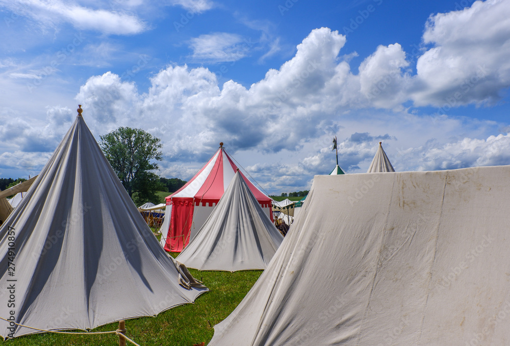 Zelte auf der Festwiese beim Mittelalterfest