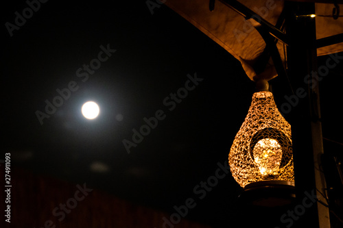 Lanterna sotto la luna