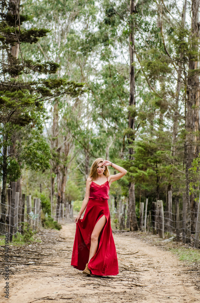 mujer en vestido rojo