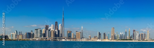 Foto Super high resolution Wide panorama of Dubai cityscapes with Burj Khalifa at day