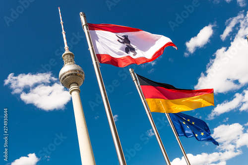 Canvas Print Berlin - Fernsehturm mit Fahnen - quer