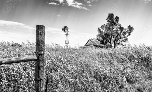 Old Farm in black n white