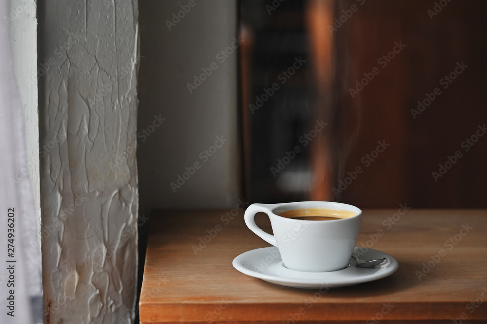 Obraz premium Coffee morning with black coffee on wooden desk.