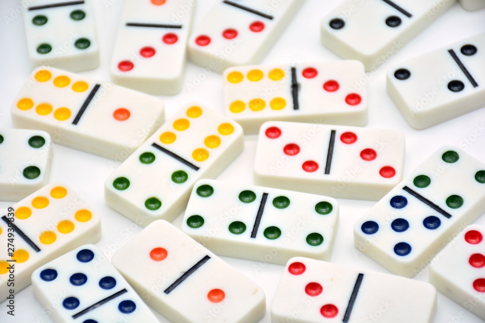 Fichas de dominó de colores sobre fondo blanco Stock Photo | Adobe Stock