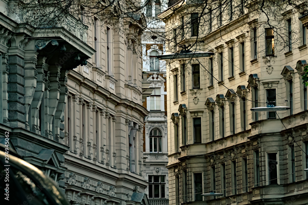 Vista de una esquina en Viena, Austria. Arquitectura urbana. Simetría entre edificios y ventanas. Lineas rectas. 