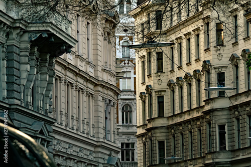 Vista de una esquina en Viena, Austria. Arquitectura urbana. Simetría entre edificios y ventanas. Lineas rectas. 
