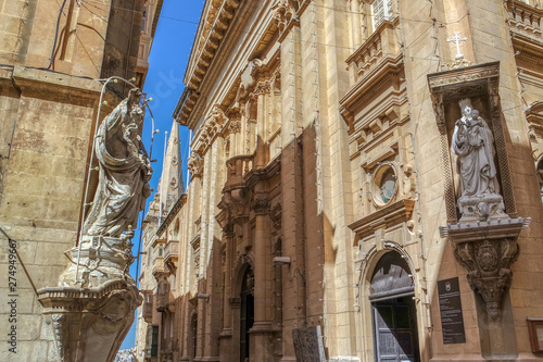 Obraz na płótnie Sculptures are erected on the corner of a street in Valletta, Malta w salonie