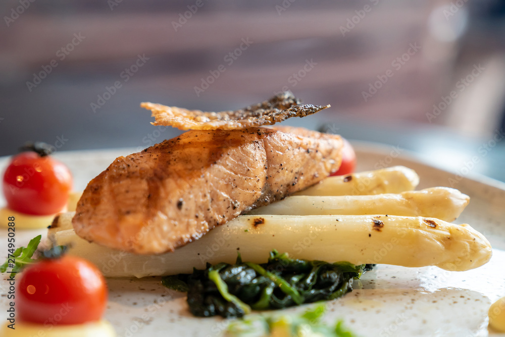 Fotografie Grilled Salmon White Asparagus