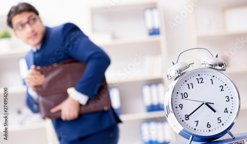 Φωτογραφία Businessman in rush trying to meet deadline