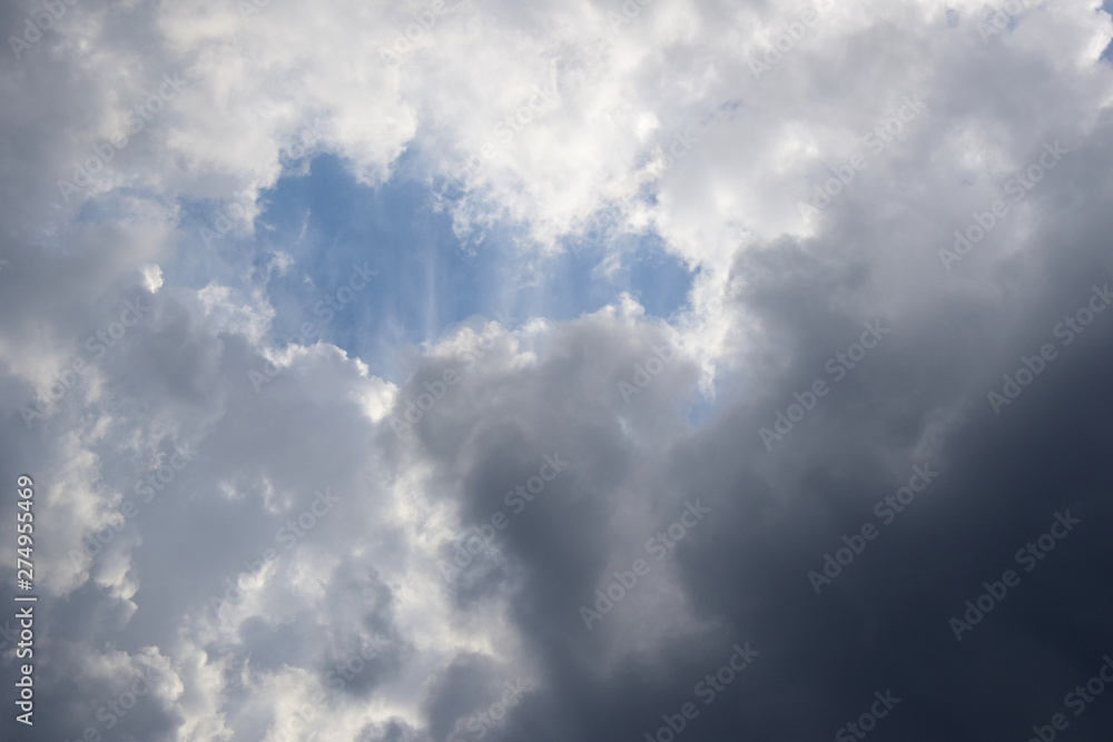 Blauer Himmel bricht durch dunkle Wolken - Wolkenbilder Blauer Himmel bricht durch dunkle Wolken - Wolkenbilder