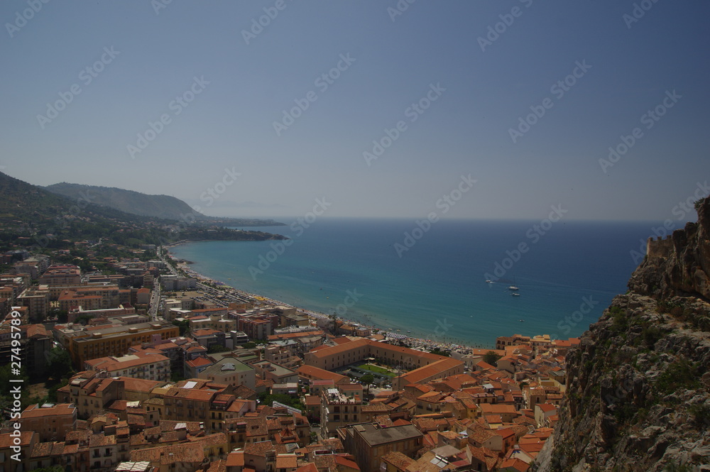 Panorama über Cefalu auf Sizilien