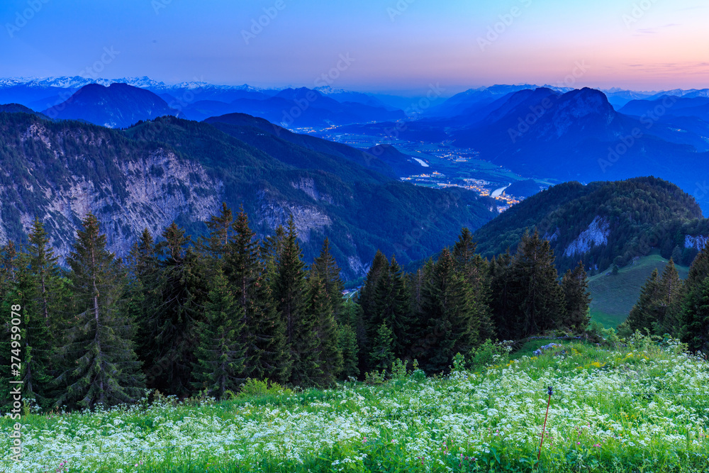 Blick auf das Inntal, Blaue Stunde auf der Vorderkaiserfeldenhütte