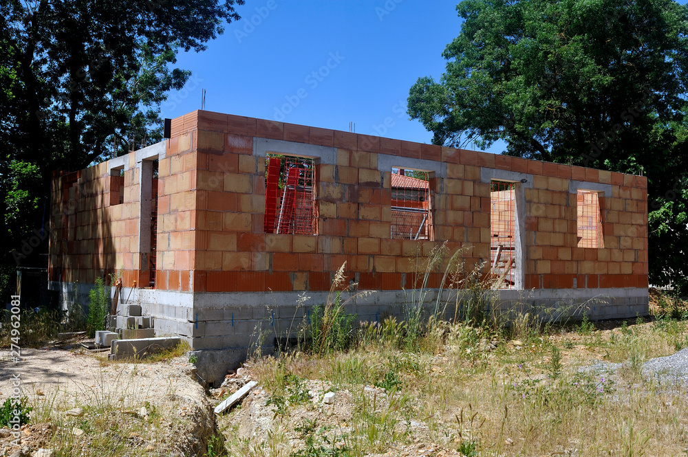 Construction of a stopped and abandoned house - obrazy, fototapety, plakaty 