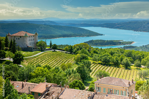 Champs de vigne au dessus du lac de Sainte Croix.France. photo