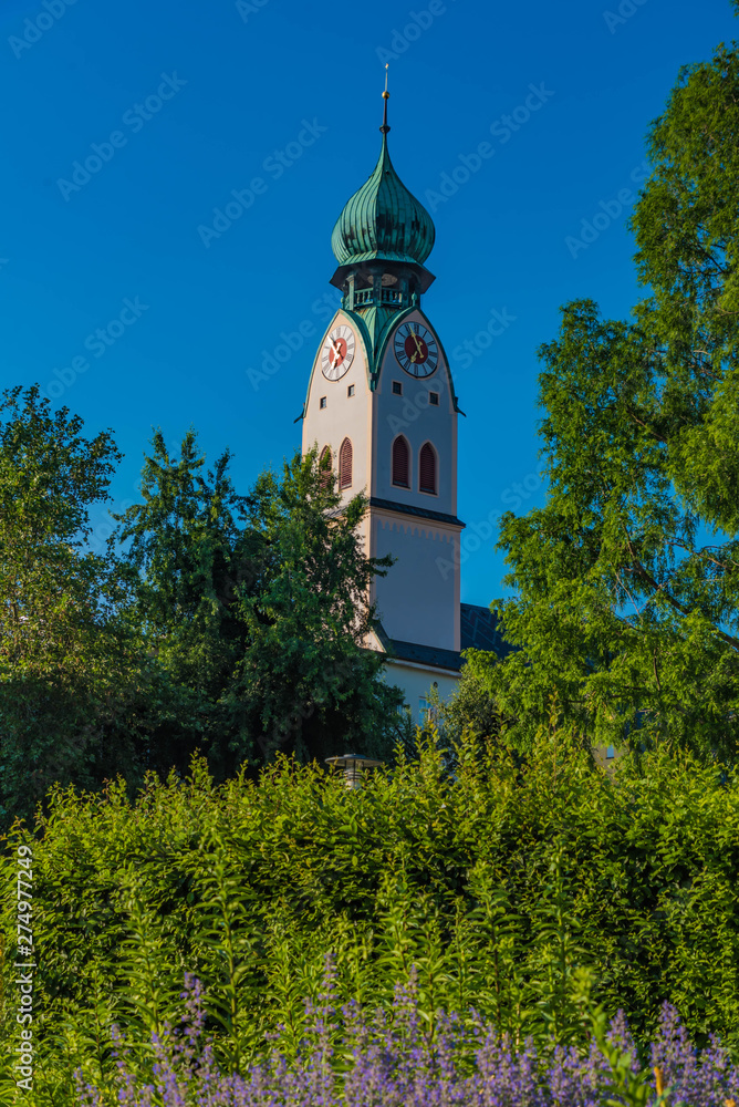 Riedergarten Rosenheim mit Blick auf Kirchturm Stadtpfarrkirche Sankt Nikolaus