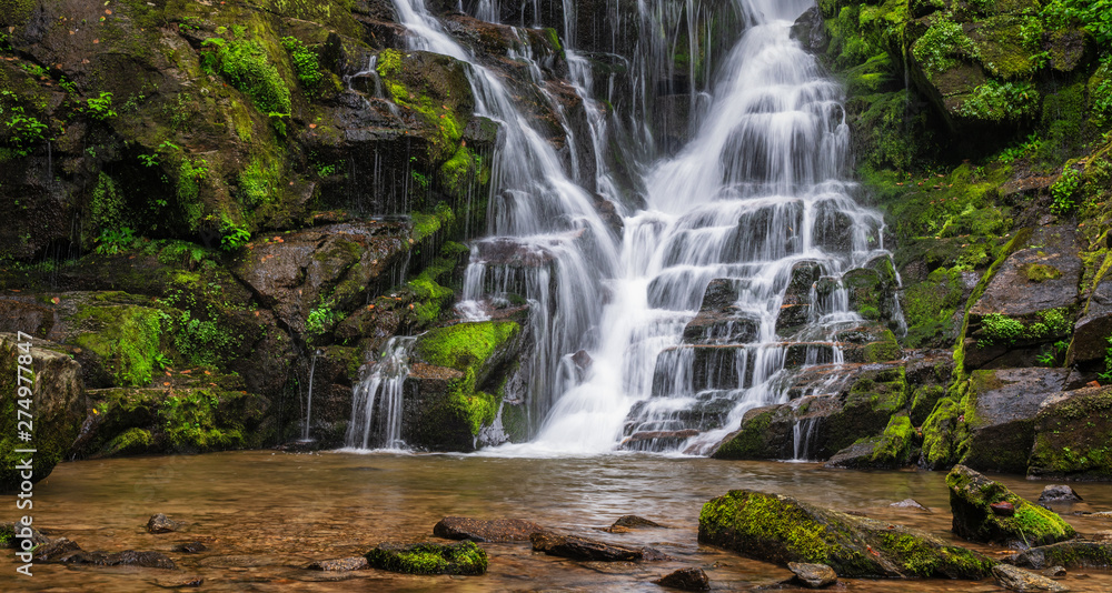 Obraz premium North Carolina Waterfall near Rosman and Brevard - Eastatoe Falls