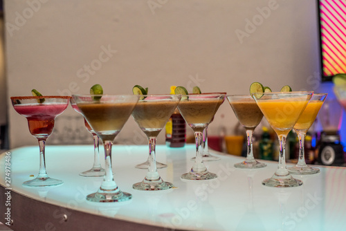 bebidas en copas coloridas para eventos