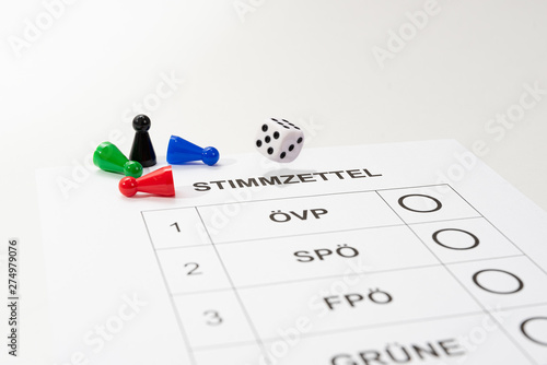 Österreichischer Stimmzettel mit Spielfiguren und Würfel für politische Wahlen