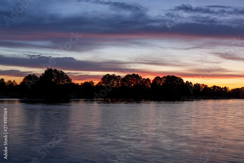 Fototapeta Naklejka Na Ścianę i Meble -  Piękny zachód słońca nad jeziorem Kalwa na Mazurach w Polsce.