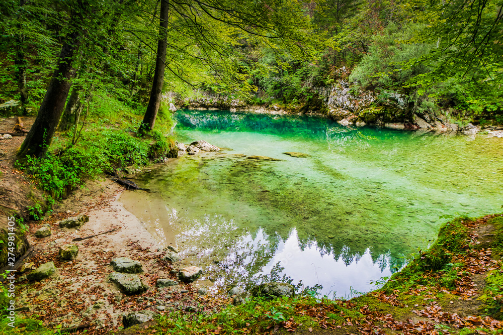 Obraz premium private isolated spot by the water in slovenia