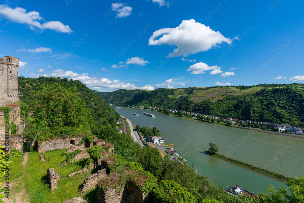 Rhein mit Transportschiff und Burgruinen