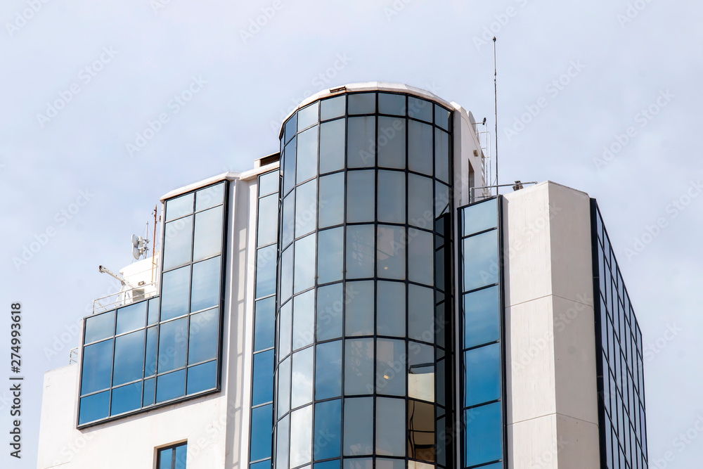 Fototapeta premium reflective office building