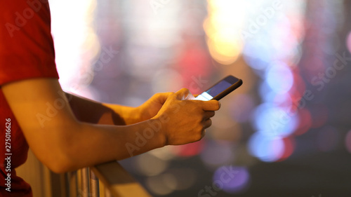 Canvas Print Hands using smartphone on night city