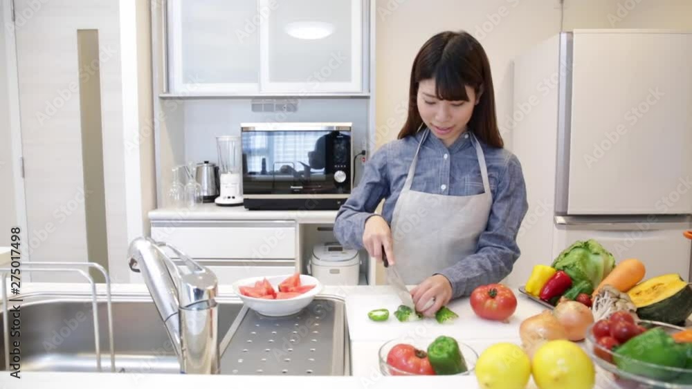 料理をする女性 料理をする女性