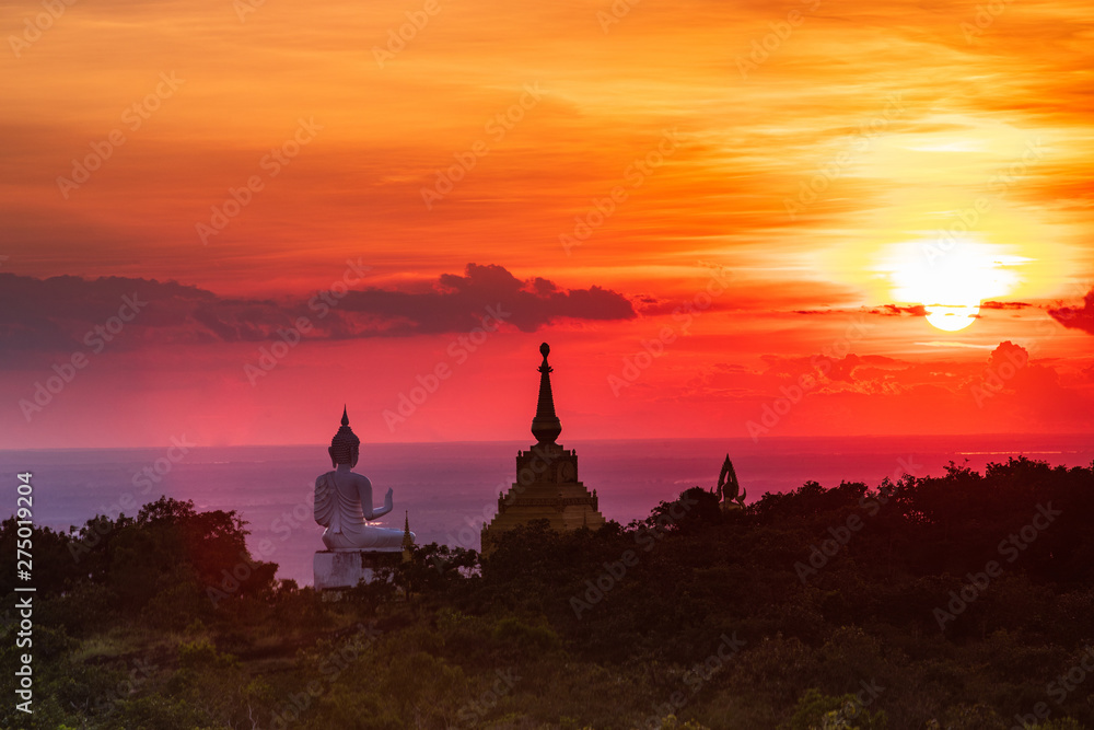 Obraz premium Buddha statue and pagoda on high mountain in Phu-Lang-Ka national park, Thailand.