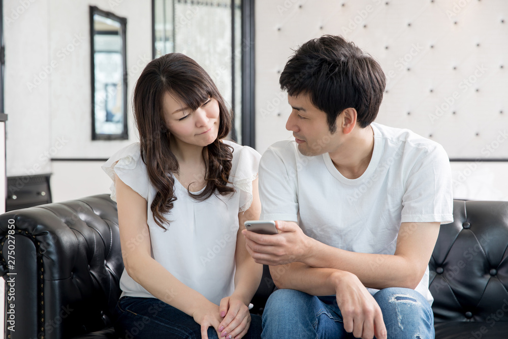 Φωτογραφία スマホを見ながら考える男女