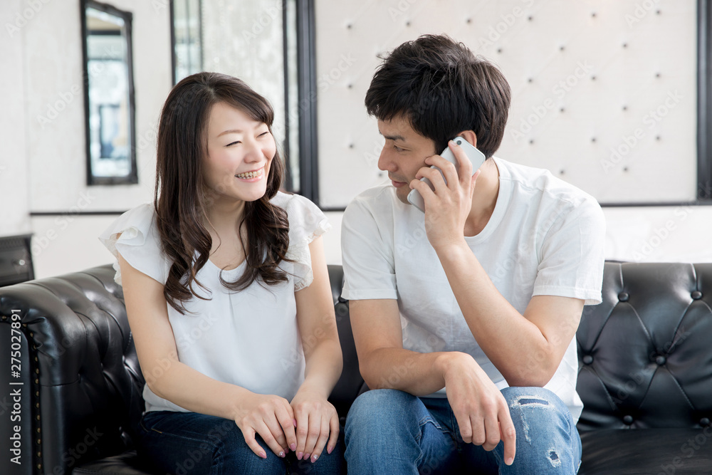 Φωτογραφία スマホで話しながら考える男女