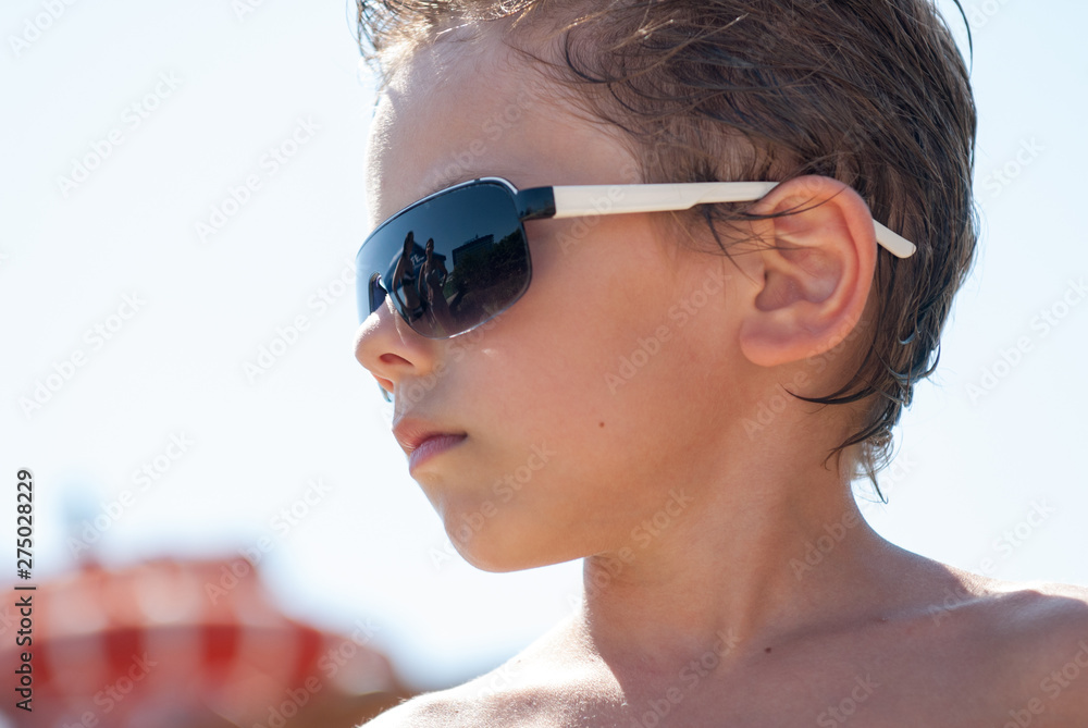 Φωτογραφία closeup portrait of cute healthy little kid wearing trendy sunglasses during sum