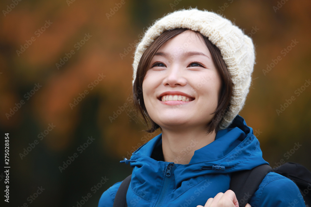 登山する女性 登山する女性