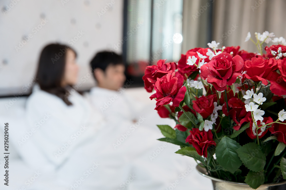 Φωτογραφία 薔薇とベッドにいる男女