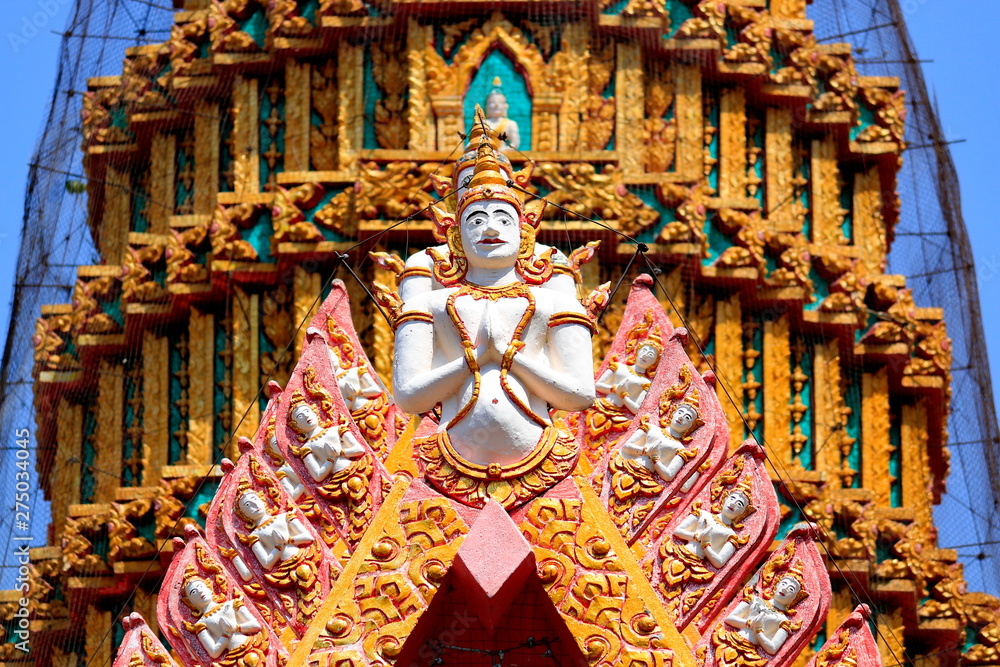 Buddha statues and patterns for decorating the stupa with roofs in Thai temples
