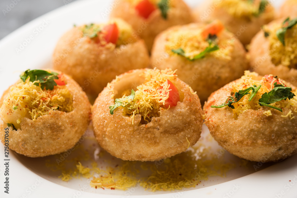 Fototapeta premium Sev puri - Indian snack and a type of chaat. Popular in Mumbai/pune from Maharashtra. it's a roadside food also served as a starter in restaurants