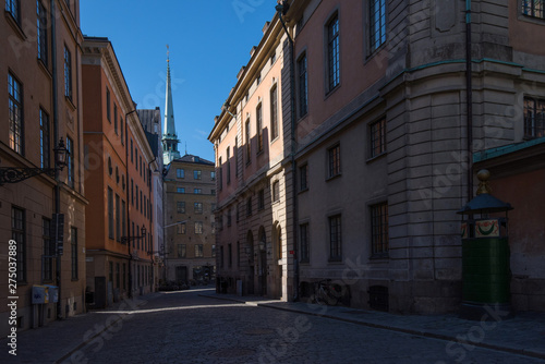 Streets and alleys in the old town, Gamla Stan, in Stockholm an early summer morning © Hans Baath