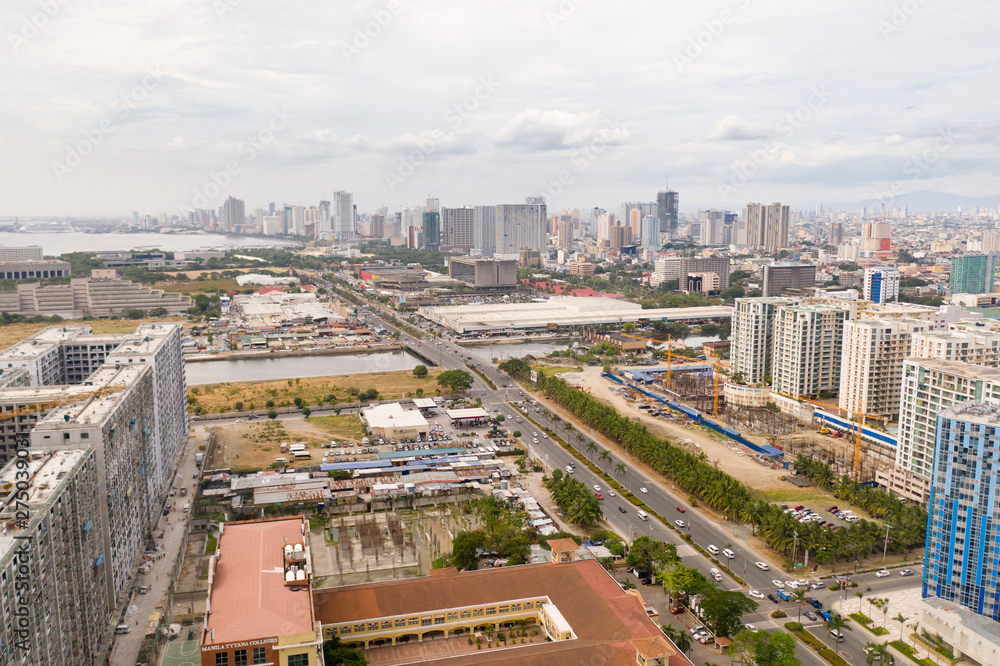 Fototapeta premium Miasto Manila, stolica Filipin. Nowoczesna metropolia rano, widok z góry. Nowe budynki w mieście. Panorama Manili. Wieżowce i centra biznesowe w dużym mieście.