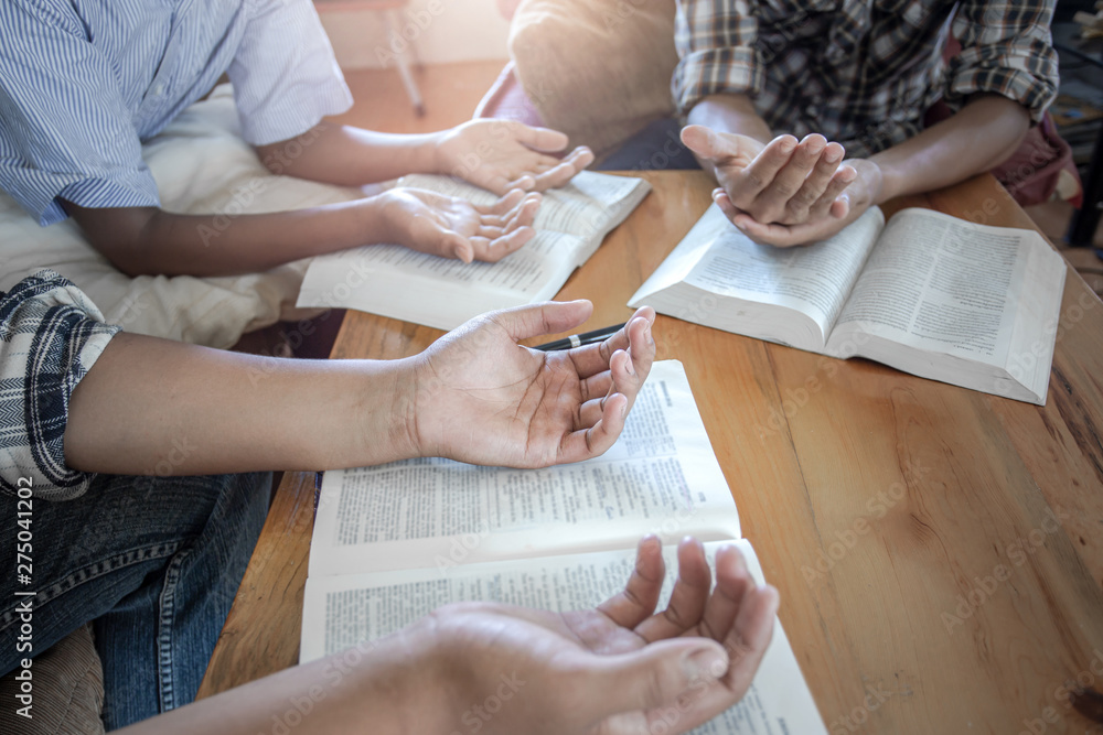 Obraz premium Christian group praying on wooden table, prayer meeting concept.