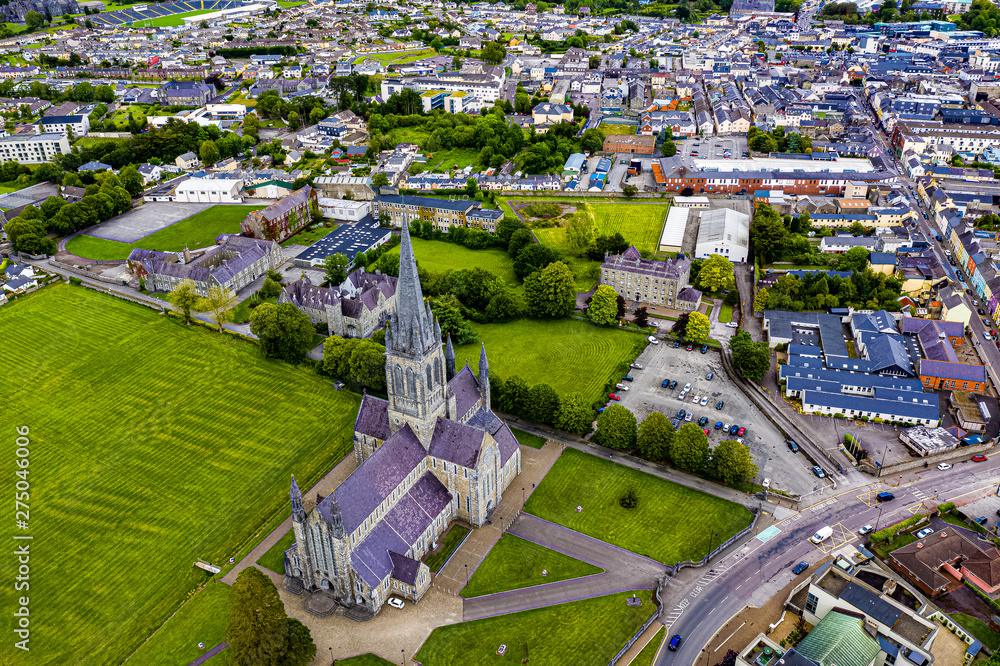 Die Stadt Killarney in Irland aus der Luft