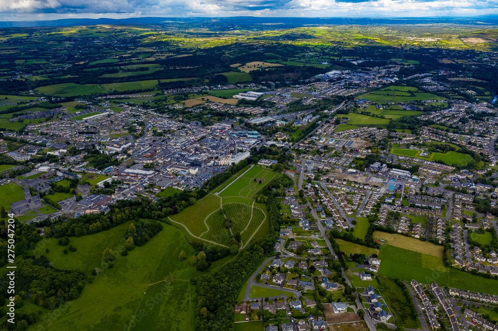 Fototapeta premium Die Stadt Killarney in Irland aus der Luft