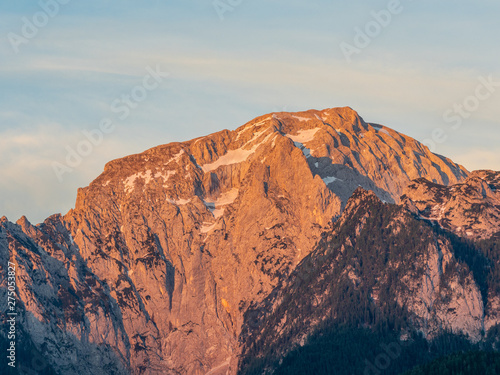 Berg "Hoher Göll" in den Berchtesgadener Alpen wird von der Sonne angestrahlt