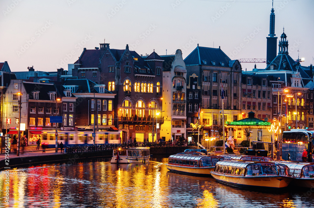 Obraz premium Illuminated buildings in the center of Amsterdam, Netherlands at night