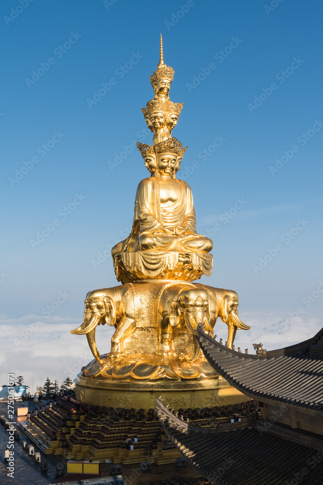 Fototapeta premium golden buddha in emei mountain