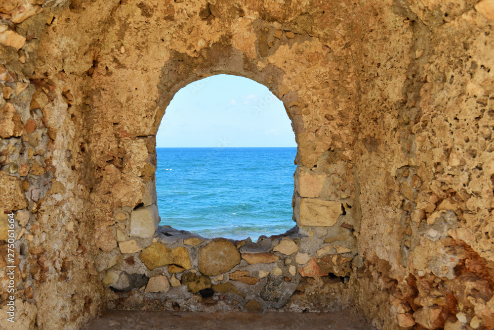 Fenster Öffnung im Mauer auf dem Weg zum Leuchtturm in Chania